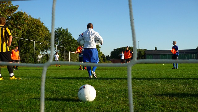 越来越大了，泰州高速口已经搭好巨幅“苏超”冠军标语