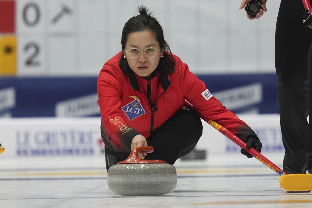 最后连失绝平三分！贺希宁19中9空砍21+8+8 三分6中0